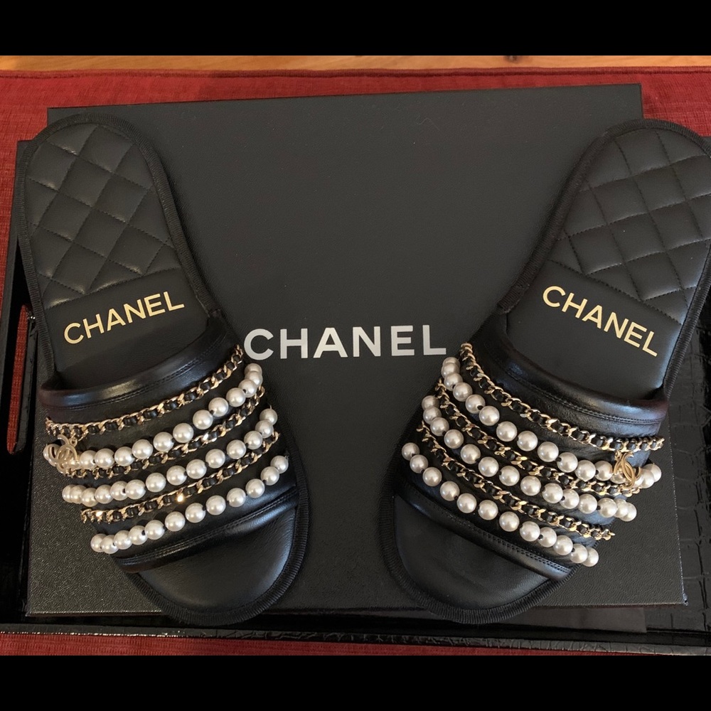 Chanel 20p slippers/slides with pearl and chain